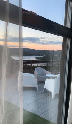 Har en stor terrasse som er min. 